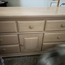 Queen Size Bed And Dresser With Mirror 