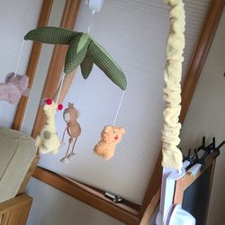 Crib Mobile Jungle-Plays Music