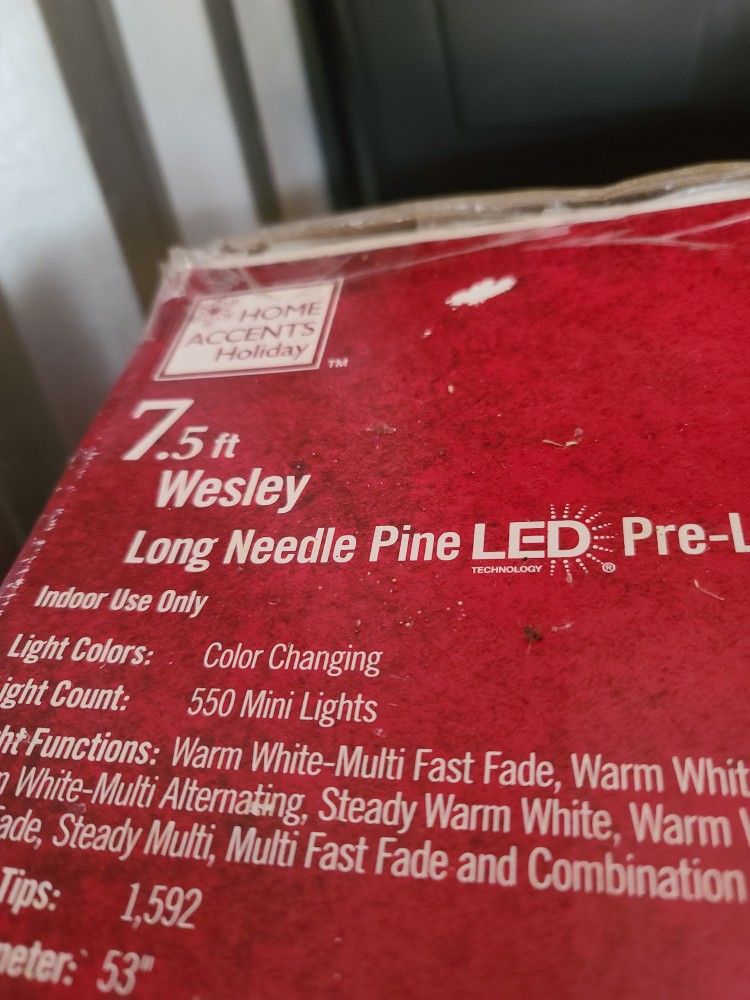 Wesley 7.5 CHRISTMAS TREE LED LIGHTS