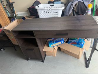 Modern Desk with Storage – Excellent Condition