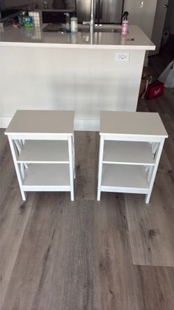 Set of 2 nightstands all white mind condition