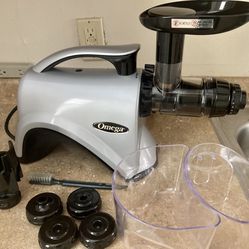 Juicer New! Has All Attachments 