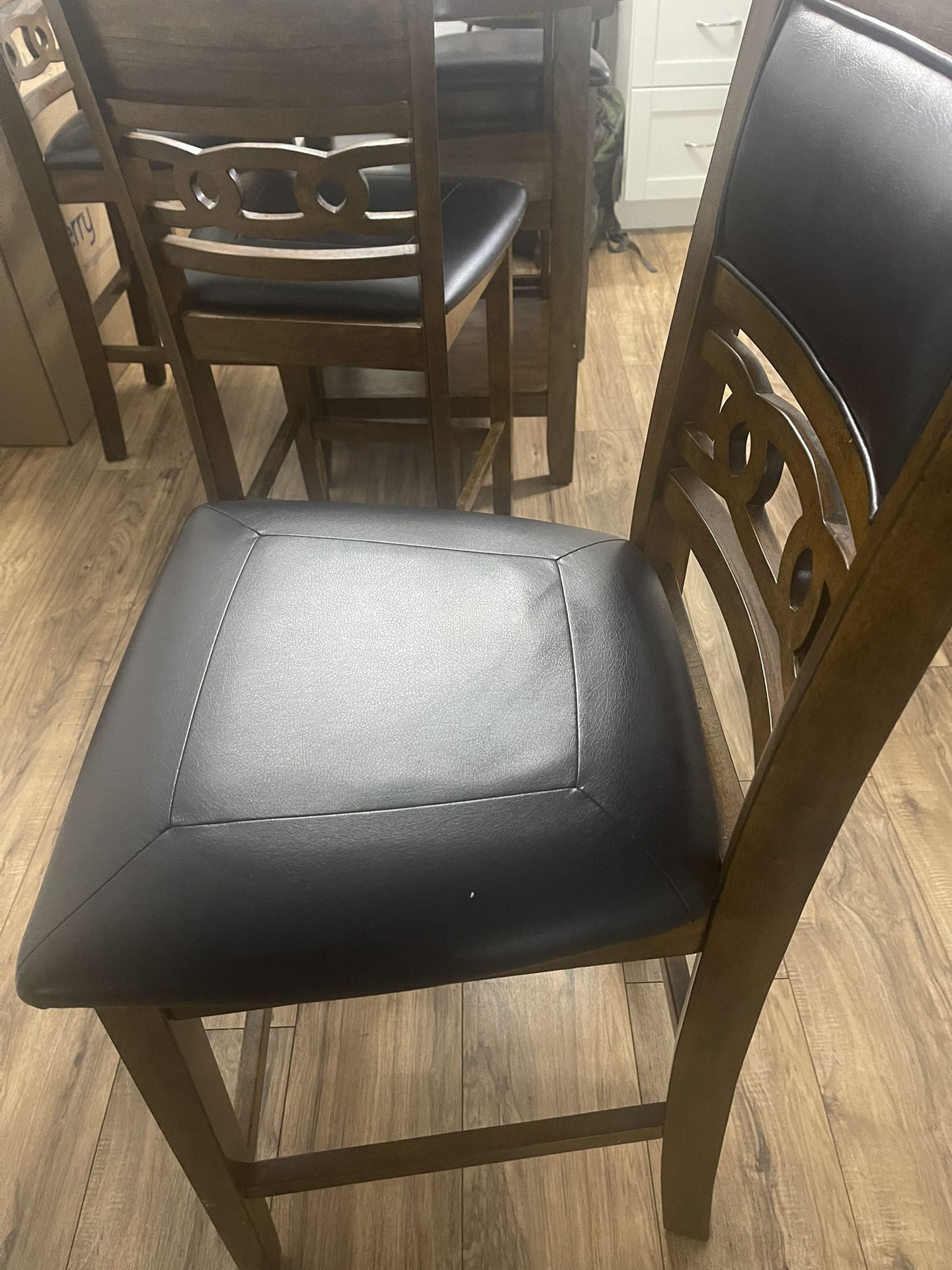 Cute Round Wood Table In Good Condition