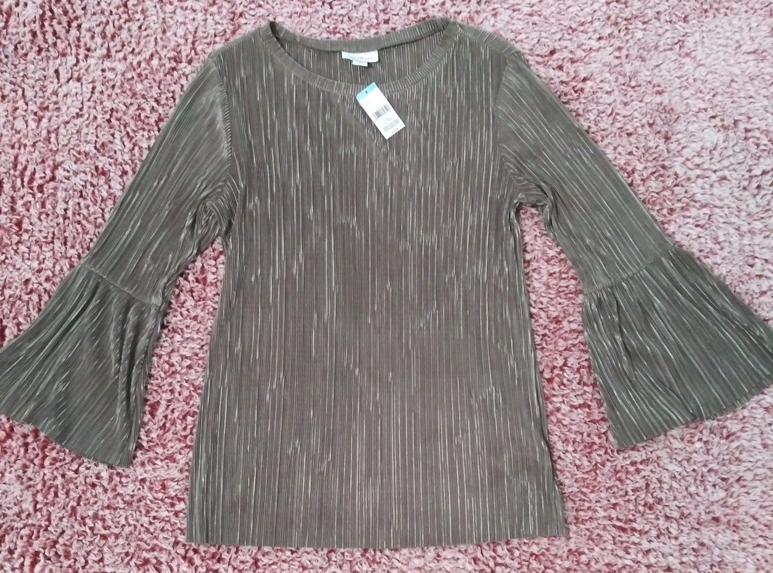 NWT Jaclyn Smith Top Size Large, Crinkle Design, Olive Green, Flared Wrists