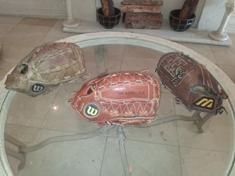 Two Wilson A 2000 Baseball Sports Gloves and 1 Mizuno Baseball Glove ,Guantes De Beisbol, Guante De Beisbol