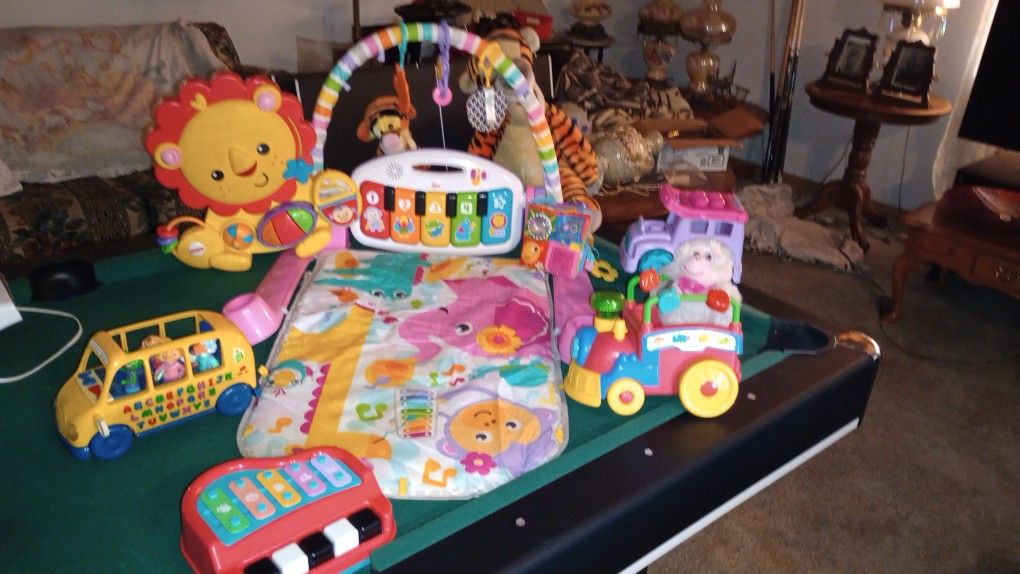 Fisher Price Smart Stages Interacting Kick S. Also  a  Leap Frog  ABC  They Sing  And  Pronounciate The  As BC