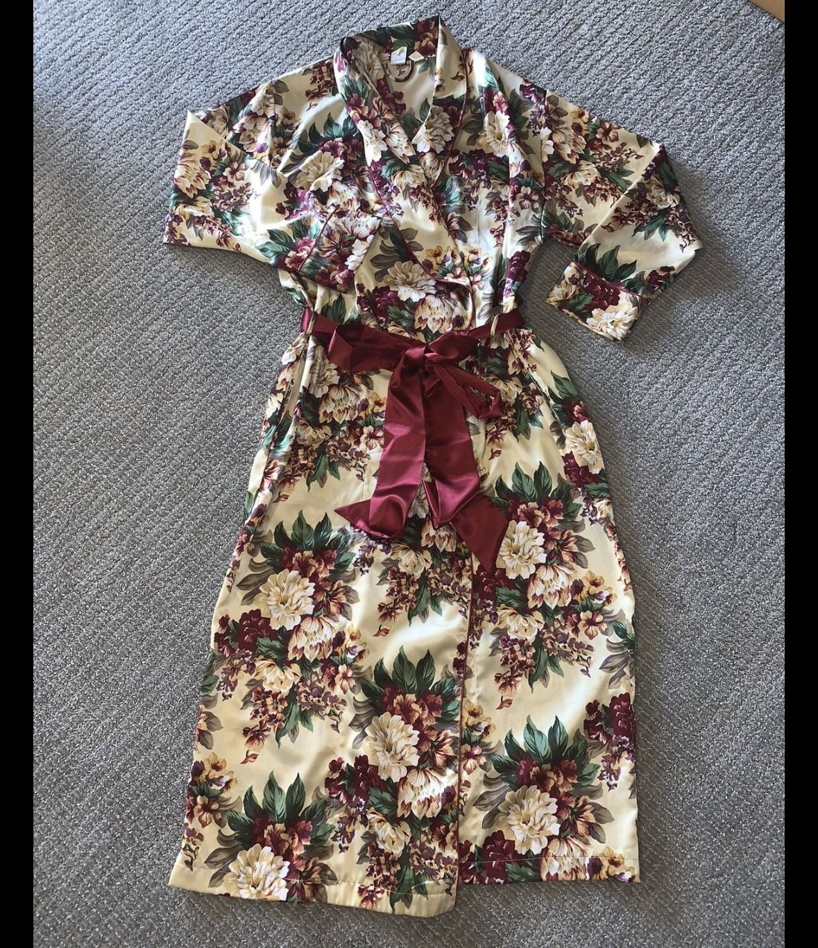 Beautiful vintage Victoria Secret. Long silky robe. Mint condition! Sz M/L Winter florals