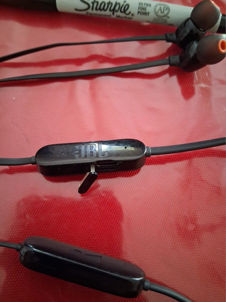 JBL EARPHONES WIRELESS 10+ HRS RECHARGEABLE