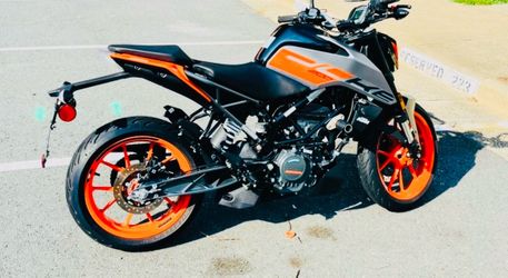 2023 ktm duke 200- like new - 1286 miles