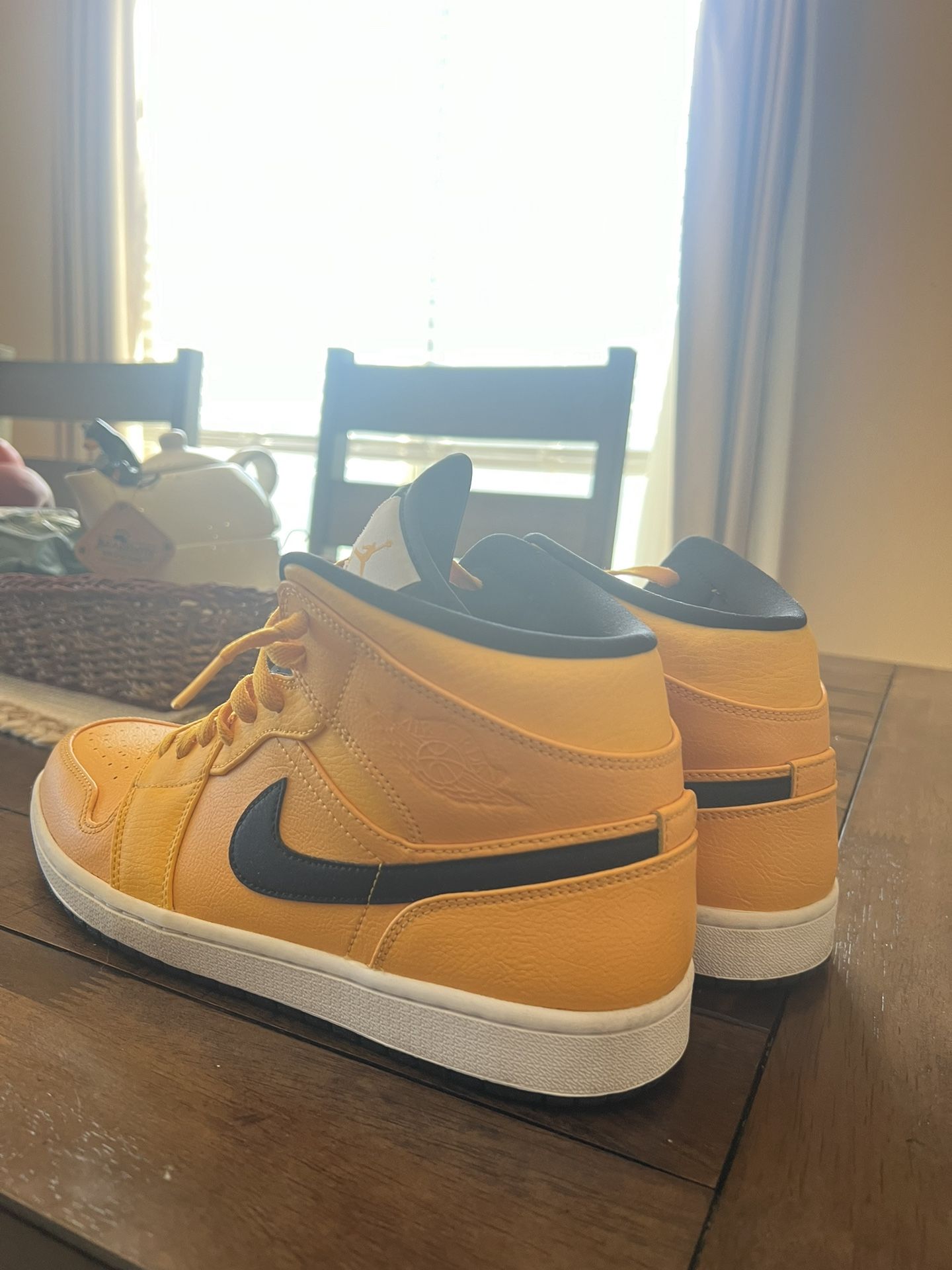 Jordan 1 Mid University Black & Gold