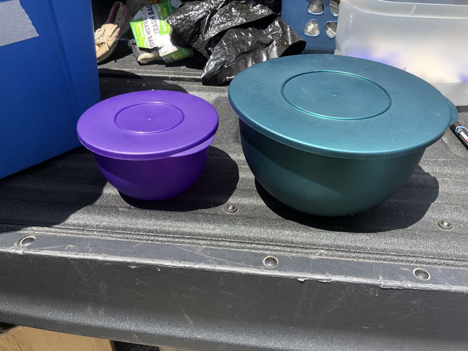 Vintage Tupperware Impressions Mixing Bowls, blue 4.3L, and purple 1.3L