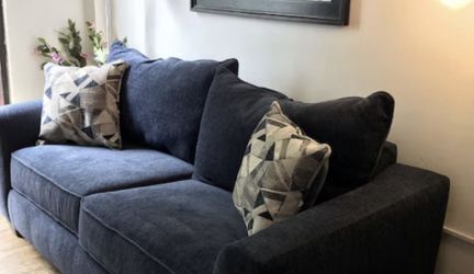 ROOMS TO GO Navy blue couch