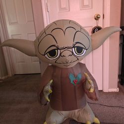 Star Wars 3 ft. Lighted Inflatable Yoda with Holly Berry. 