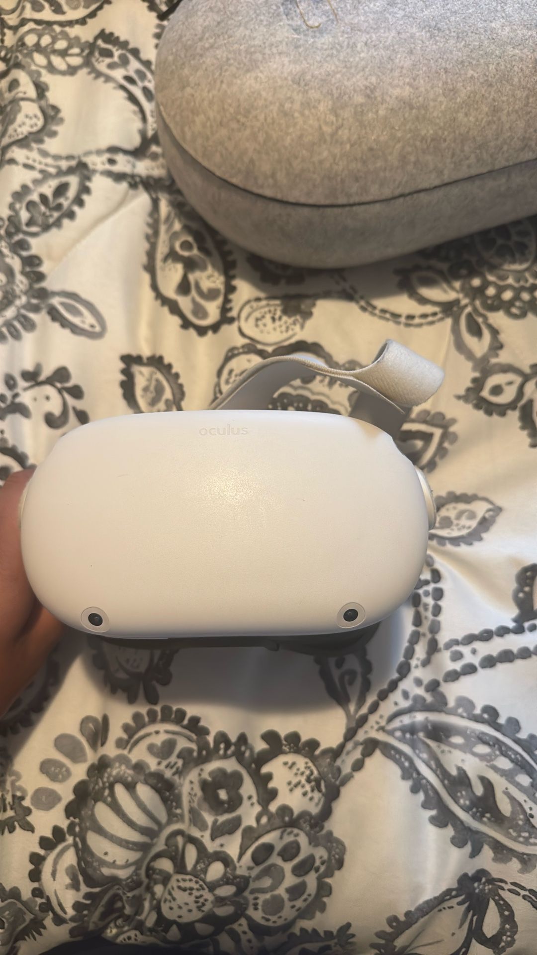 Oculus quest 2, white