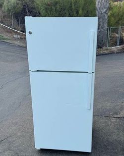 White Top-Freezer Refrigerator