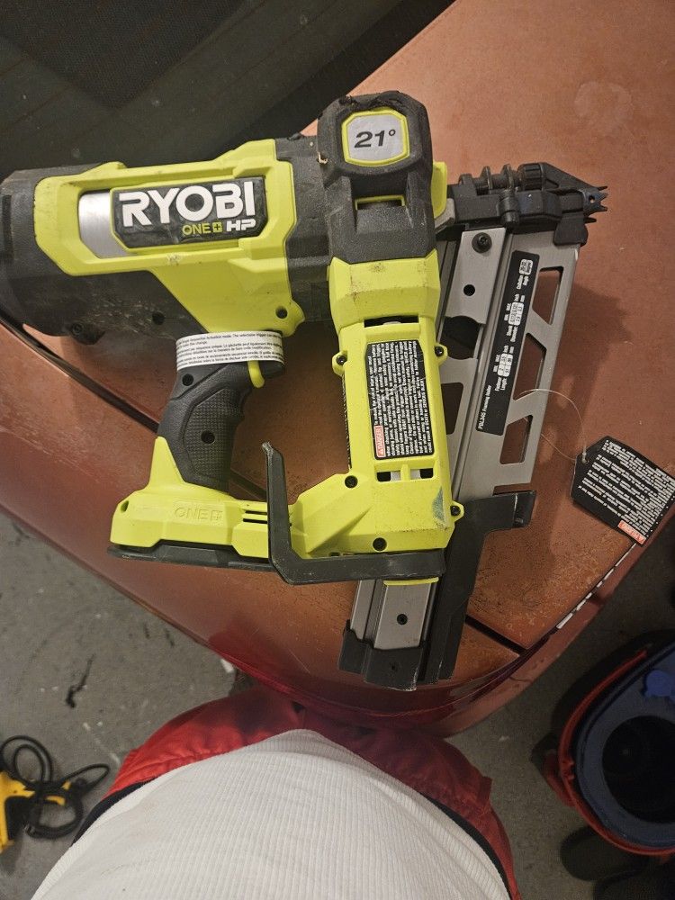 18 V