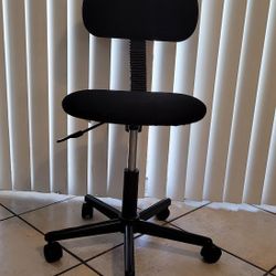 Black Mainstays Fabric Task Chair 
 