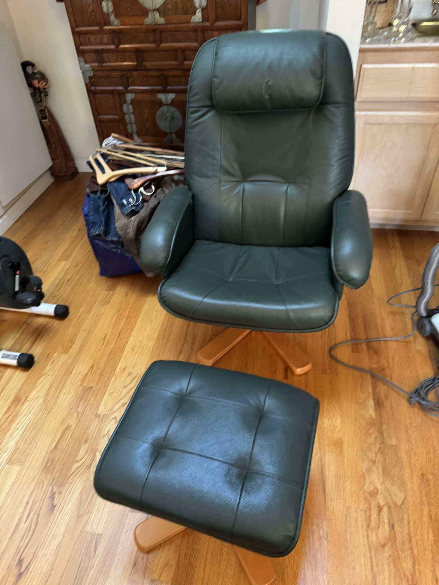 Green Leather Recliner With Foot Stool