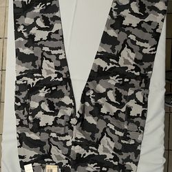 Levi’s black camo pant 34x30