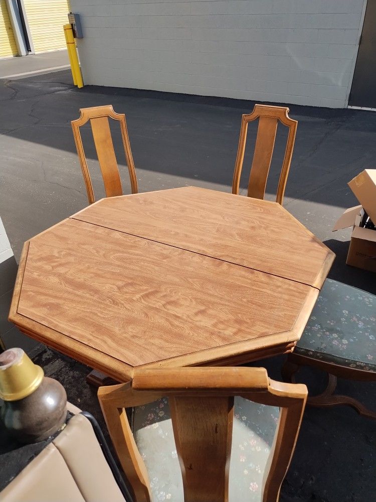 Hardwood Vintage Country Table And 6 Chairs .This Table Built To Last And Chairs Can Hold Weight Perfect For The  Holiday Season When We All Gain Some