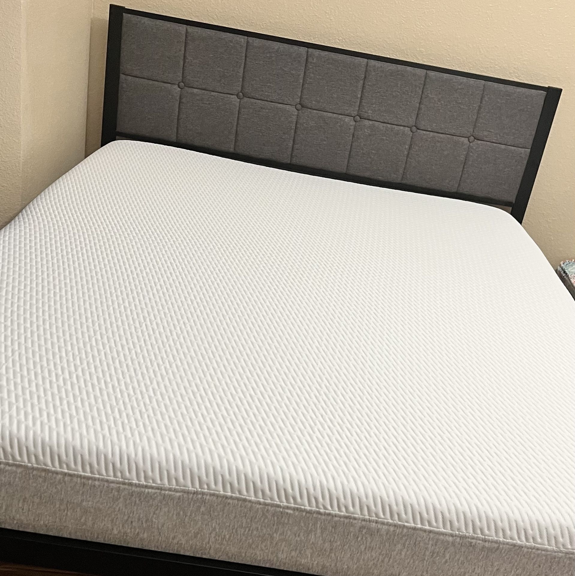 Tuft And Needle 10” Memory Foam Queen Mattress Mint Condition Furniture