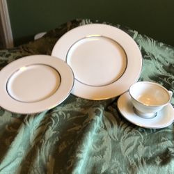 China by Castleton, made in USA. 6 dinner plates, 4 salad plates, 3 Bread & Butter plates, 2 cups and saucers. 15 pieces.