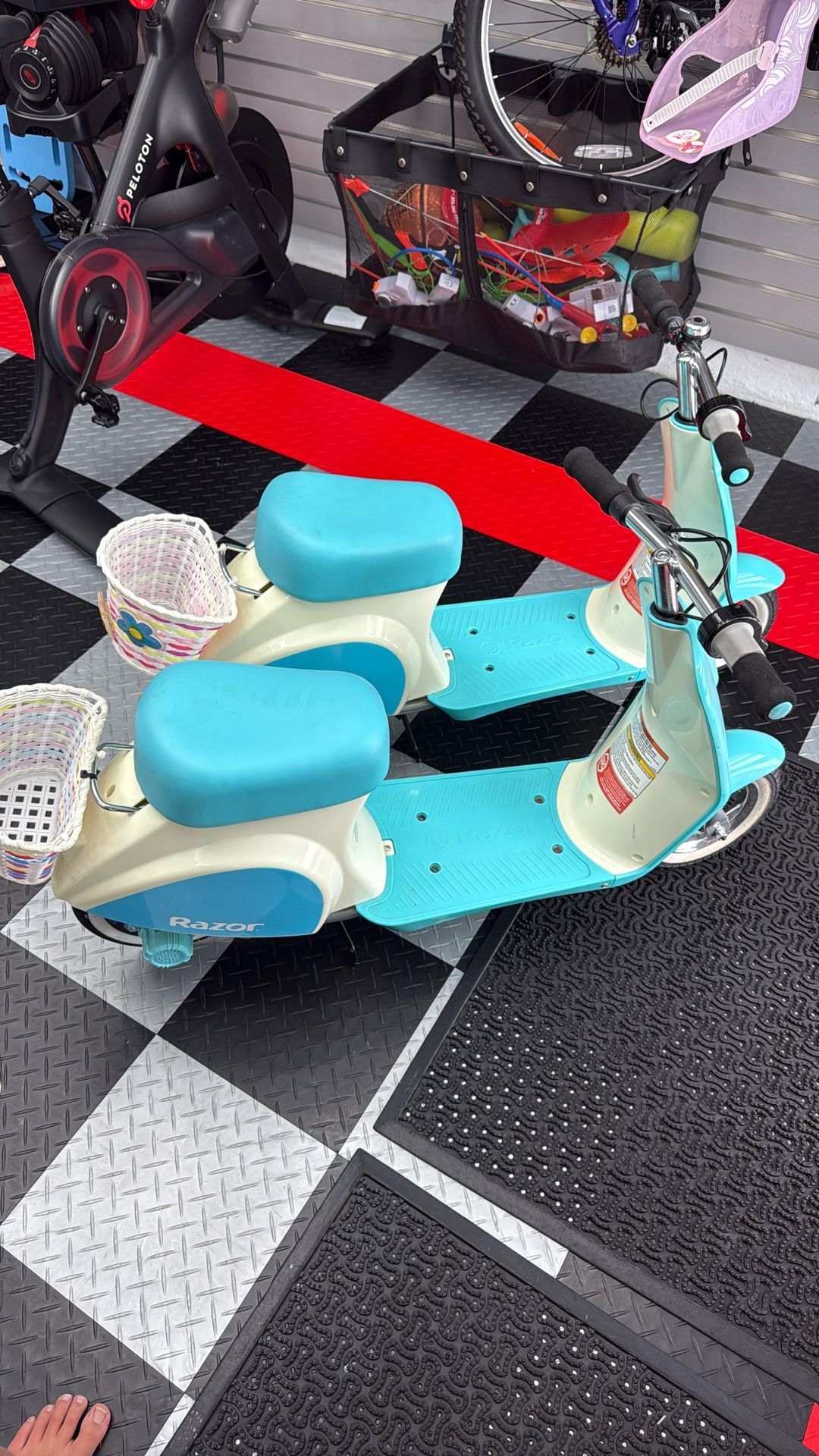 Razor scooters pair