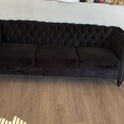 Beautiful Tuffed Couch 3 Seater 