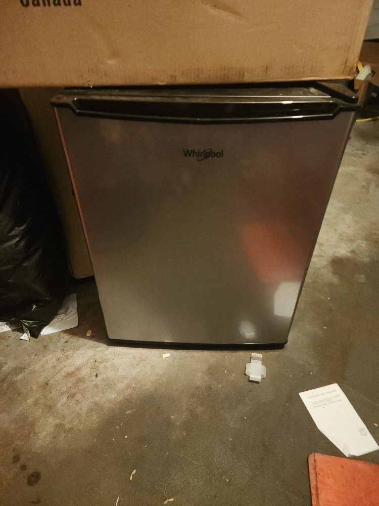 Whirlpool Mini Fridge $25
