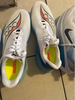 Tres pares de zapatos talla 11 y medio para hombre