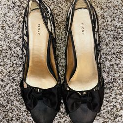 Fioni Women pump Heels Lace 3” Size 9 Bow Peep Toe Open Toe Classic.