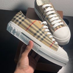 Burberry Shoes Size 9/5