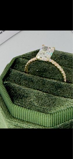 Beautiful 18k yellow gold 2.07 CTW lab diamond ring