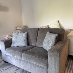 Grey loveseat & throw pillows 