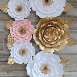 Paper Flowers And Paper Roses. Flores De Papel