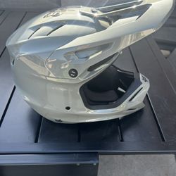 Fox V3 RS - Size Medium - Brand New