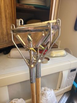 Mop with replaceable head.