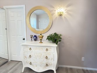 Gorgeous Unique Pulaski Brand Dresser, Excellent Conditions. 