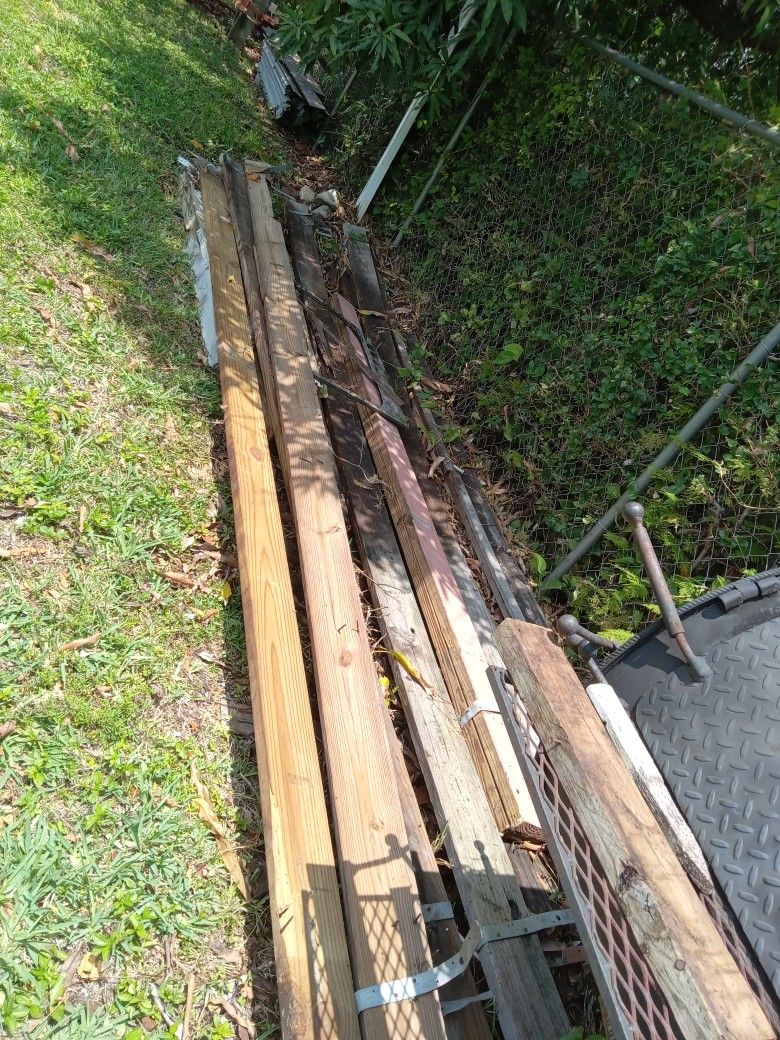 PLYWOOD  18 FT & POSTS