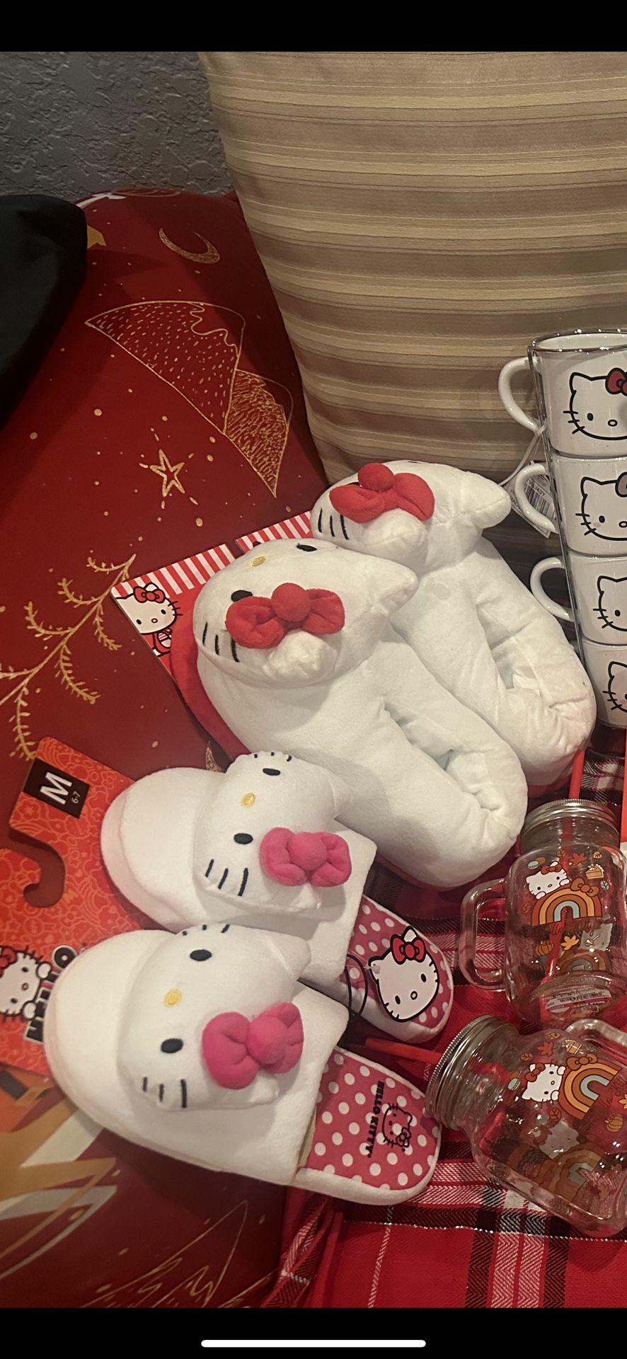 UFT or for sell Hello kitty slippers