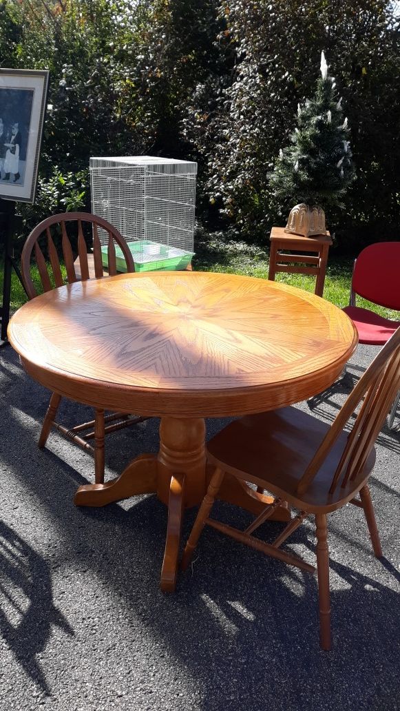 Round table and 2 chairs