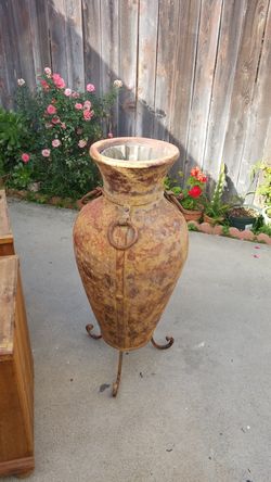Decorative flower pot