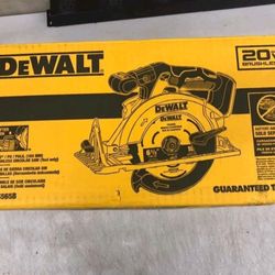 Dewalt  20 Volt  Brushless Circular Saw 6-1/2