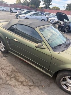 Ford Mustang Convertible – Matte Green