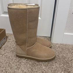Brand New Uggs Size 8.5 Women 