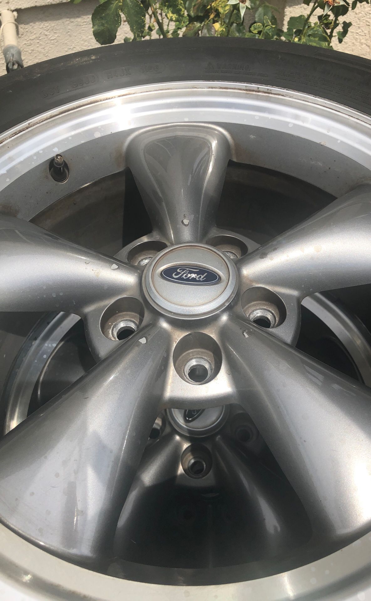 Rims of a Ford Mustang 2006