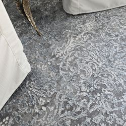 Beautiful & soft Surya area rug in excellent condition