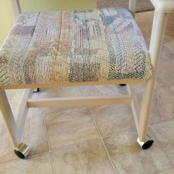 Kitchen Table W/ 4 Chairs With Wheels 