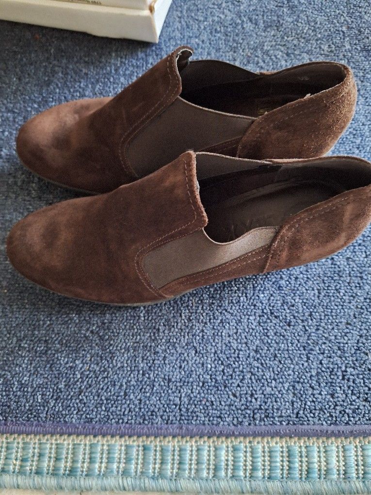 Women’s The Flexx Slip On Wedge Bootie In Brown Suede, US 9 1/2