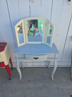 Bobkona Jaden Collection Tri-Mirror Vanity Table